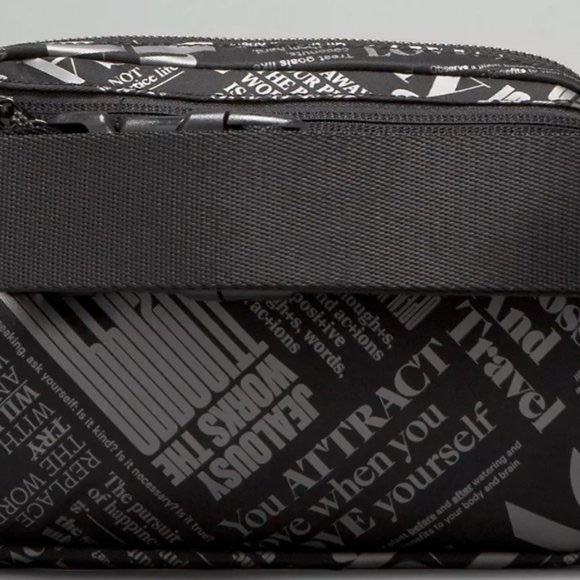 Lululemon NWT Unisex Everywhere Belt Bag 1L Manifesto Print Black/Silver - Picture 3 of 10